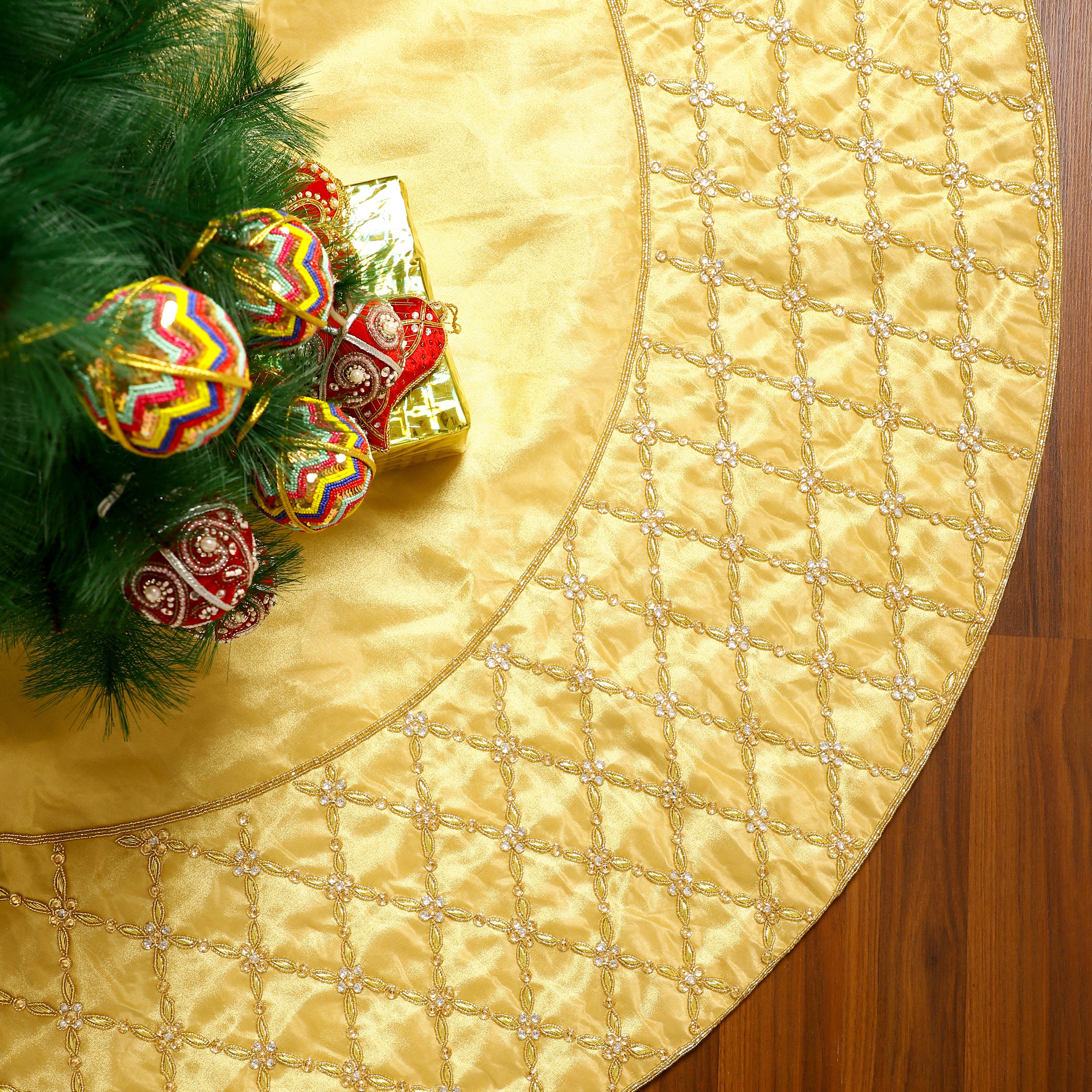 Criss Cross Pearl Leaf Gold Christmas Tree Skirt & Matching Christmas stocking set.