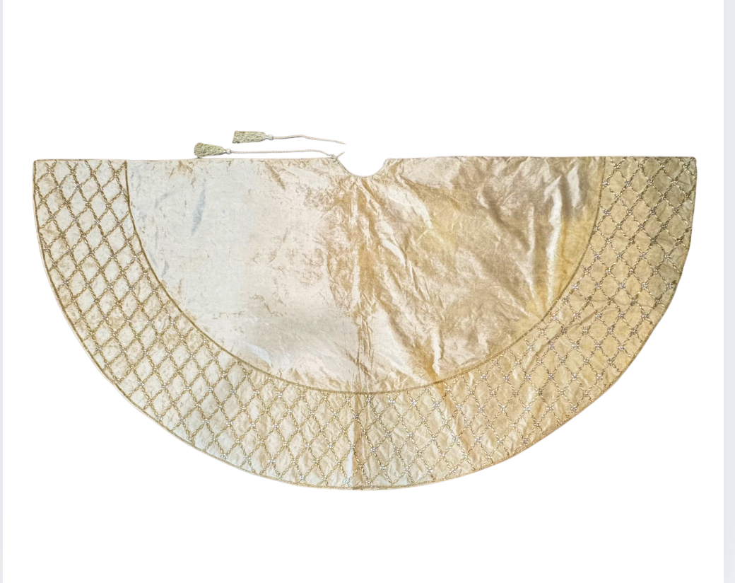 Criss Cross Pearl Leaf Cream Christmas Tree Skirt